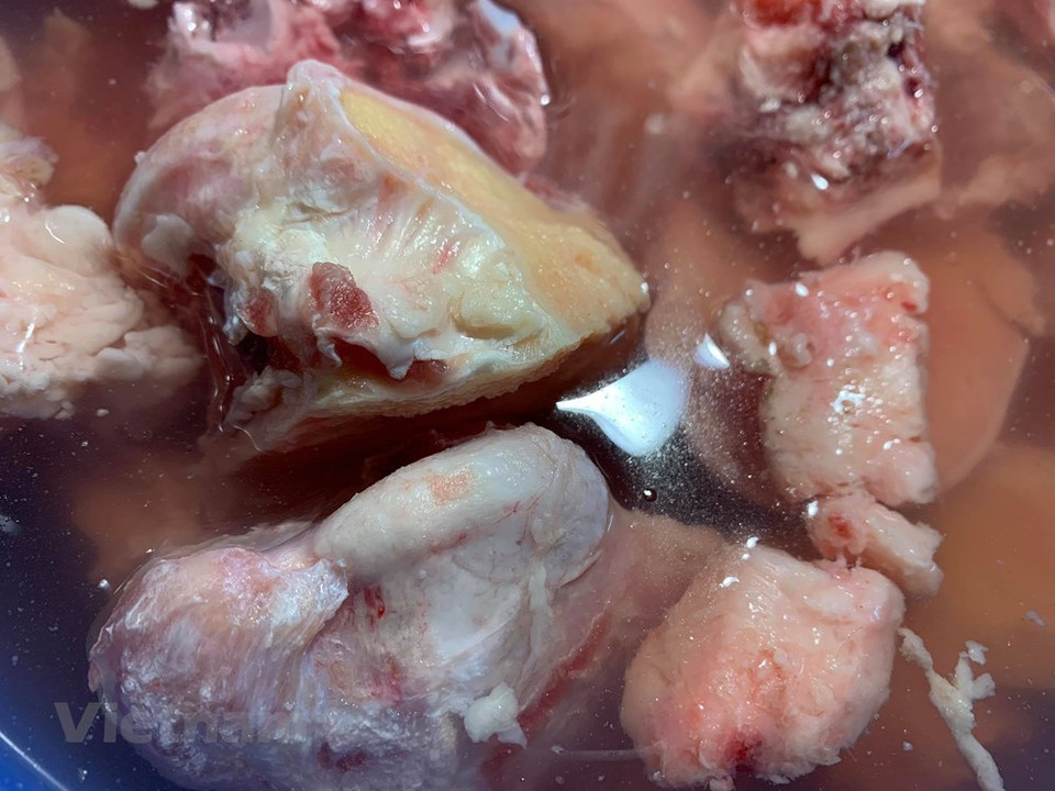 Le pho vietnamien (soupe de nouilles à la viande de bœuf ou de poulet) est considéré comme une nourriture à la fois délicieuse et saine. Le pho vietnamien (soupe de nouilles à la viande de bœuf ou de poulet) figure parmi les 7 plats servis dans un bol les plus délicieux dans le monde, selon le célèbre magazine touristique Lonely Planet. Il séduit grâce au goût harmonieux entre bouillon et nouilles de riz. Que ce soit le pho ga (soupe de nouilles de riz au poulet) ou le pho bo (au bœuf), l’arôme et la saveur sont très distinctifs. Le bouillon nutritif contient de nombreuses épices qui ont des effets antioxydants. Photo : Vietnamplus 