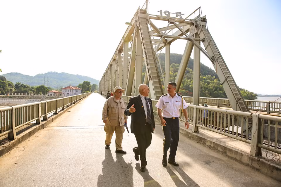 Durant la résistance anti-américaine, le pont Ham Rông était un lieu stratégique. La victoire du pont de Hàm Rông (Mâchoire du Dragon) a été particulièrement importante pour maintenir la communication entre le front et l'arrière pendant la lutte contre l'armée américaine. Les 3 et 4 avril 1965, lors d'une attaque de l'armée de l'air américaine contre la province de Thanh Hoa, les militants locaux ont abattu 47 avions, parvenant à protéger le pont de Hàm Rông, point stratégique pour le ravitaillement pour le front du Sud. Les combattants et habitants locaux postés dans les champs autour du pont en ont descendu 31 à eux seuls. Et durant toute la Résistance anti-américaine, 106 appareils, dont 2 B52, y ont été abattus, ce qui a créé un symbole impérissable de l'héroïsme révolutionnaire de cette époque de guerre. En 1972, les États-Unis ont utilisé une bombe intelligente guidée par laser pour le détruire. Le pont a été reconstruit en 1973. Aujourd’hui, le pont Ham Rông est un site touristique de la province de Thanh Hoa.