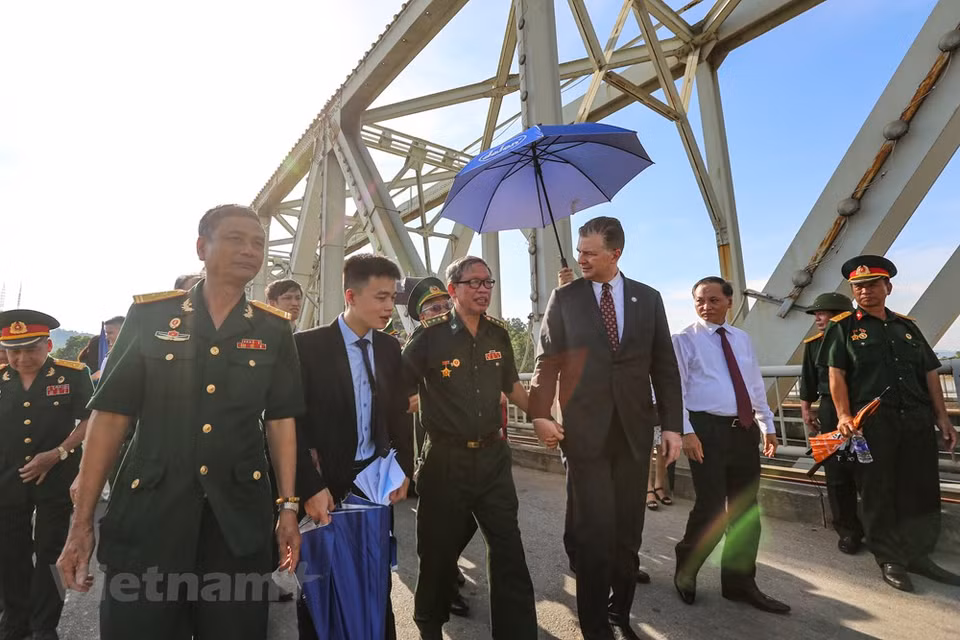 Les relations entre le Vietnam et les États-Unis n’ont jamais été aussi bonnes 25 ans après leur normalisation, a estimé l’ambassadeur américain Daniel Krittenbrink. Les relations Vietnam-Etats-Unis ont connu des avancées et poursuivi le partenariat intégral. Les relations bilatérales se sont bien développées dans la diplomatie, l’économie, la défense et la culture. Les Etats-Unis ont activement soutenu le Vietnam dans le règlement des conséquences de la guerre, l’amélioration de la capacité de ses gardes-côtes, l’assistance aux forces vietnamiennes ayant participé aux opérations de maintien de la paix de l’ONU ainsi que dans la résilience à la montée des eaux, au changement climatique, des programmes de santé...