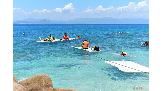 En plus des activités traditionnelles comme la natation, la plongée et l'observation des coraux, les visiteurs peuvent participer à des jeux passionnants sur la mer comme faire de la moto nautique et se coucher sur une bouée flottante.