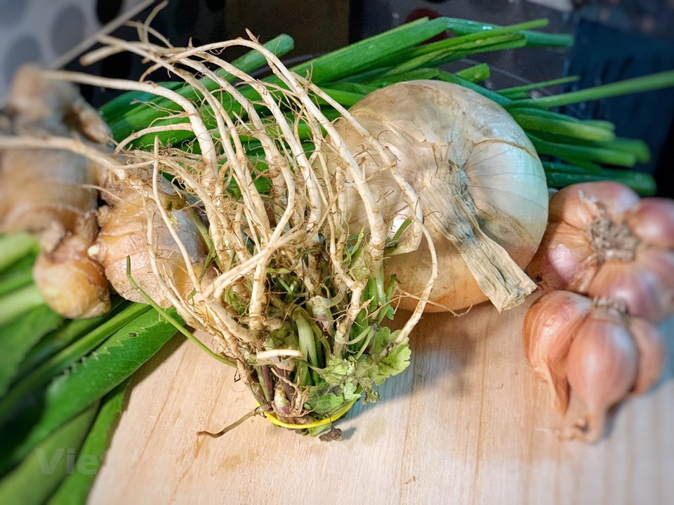Dans une poêle faire griller légèrement 5 étoiles de badiane, un bâton de cannelle, 50 gr de gingembre émincé, un oignon piqué de 5 clous de girofle et 10 graines de coriandre, une écorce d’orange, un petit morceau de citronnelle... Selon CNN, si vous venez à Hanoï mais ne goûtez pas un pot de pho, c'est peut-être la plus grande omission de votre voyage. Vous pouvez facilement trouver du pho dans de nombreuses rues de Hanoï ou même dans des marchés animés. Avec le bouillon bien chaud et l'odeur parfumée, le pho vietnamien (soupe de nouilles à la viande de bœuf ou de poulet) devient inoubliable pour de nombreux touristes. Photo : Vietnamplus