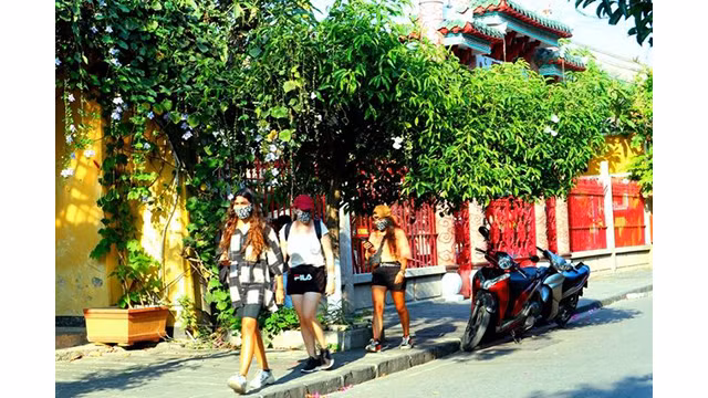 Les visiteurs au vieux quartier doivent porter obligatoirement un masque. Photo: baoquocte.vn 