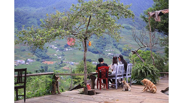 Les villages de Ta Van et de Lao Chai sont situés au flanc de la montagne surplombant la vallée Ta Van-Lao Chai, les séparant du monde extérieur.
