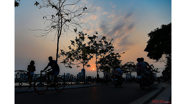Beaucoup de gens font encore du vélo autour du lac de l’Ouest en fin d'après-midi.
