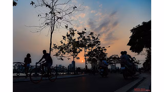 Beaucoup de gens font encore du vélo autour du lac de l’Ouest en fin d'après-midi.