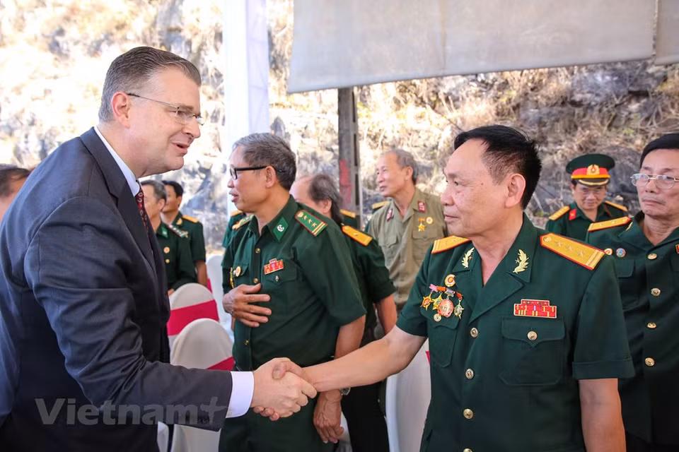Des vétérans vietnamiens et américains viennent ici dans un esprit de réconciliation pour regarder vers l'avenir, bâtir un meilleur avenir pour la coopération et le développement des deux pays, a déclaré l’ambassadeur Daniel J. Kritenbrink lors de la rencontre. Après 55 ans, des vétérans vietnamiens et américains se sont à nouveau réunis pour refermer le passé et s’orienter vers un meilleur avenir. Les vétérans américains ont pris part à plusieurs programmes visant à promouvoir l'amitié entre le Vietnam et les États-Unis et exhorté l’administration américaine, le peuple et les organisations non gouvernementales à se joindre aux efforts du Vietnam pour atténuer les conséquences de la guerre, notamment des problèmes de l’agent orange/dioxine.
