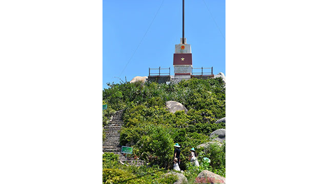 La tour du drapeau, ouvrage des jeunes (également appelée tour du drapeau national) est en face du phare centenaire. Elle a été construite par l’Union de la jeunesse communiste de Hô Chi Minh et l’Association des étudiants du Vietnam en août 2015, contribuant à affirmer la souveraineté du pays sur la mer et les îles.