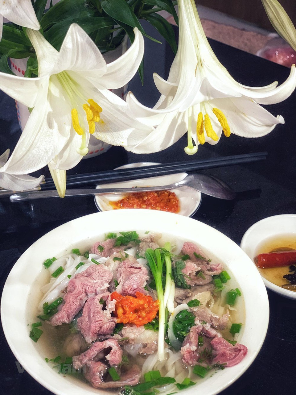 Le pho n'est pas simplement un plat délicieux, il est vraiment en train de devenir un ambassadeur culinaire. Il est loué dans toutes les formes d'art : poésie, cinéma, théâtre, peinture... Il s'agit d'un plat rempli de l'arôme de la Patrie. Le site Travel Channel a publié en 2018 la liste des plats à goûter absolument en voyageant, dont le pho vietnamien. Le pho est devenu un symbole de la gastronomie du Vietnam. En effet, bien qu’étant une spécialité de Hanoï, il est possible de déguster ce plat dans tout le pays. Des nuances dans sa préparation sont cependant à noter dans le Sud avec un bouillon davantage sucré et épais que dans le Nord. Photo : Vietnamplus