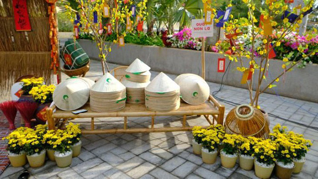 Les visiteurs étrangers et vietnamiens ont eu l’occasion de découvrir le marché pour le Têt traditionnel, de visiter et d’acheter des fruits et des fleurs pour le Têt, de solliciter des calligraphies des lettrés. Plus particulièrement, chaque visiteur s’est vu offrir un chapeau conique vietnamien.