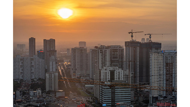 Les derniers jours de juin, le soleil a continuellement rayonné de l'air chaud dans tous les coins de la capitale du petit matin jusqu'au 19h du soir.