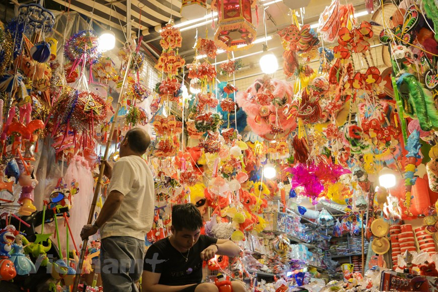 A l’occasion de la Fête de la Mi-automne, la rue Hang Ma, à Hanoï, croule sous les jouets et les lampions. L’occasion pour les adultes de retrouver un peu leur âme d’enfant et de faire plaisir à leurs proches.