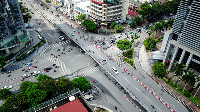 Celui de Lang Ha à l'intersection Thai Hà - Huynh Thuc Khang mesure 189 m de long, pour un coût total de plus de 67 milliards de dôngs. Ces deux auto-ponts ne sont destinés qu'aux véhicules d'un tonnage inférieur à 3 tonnes, roulant à une vitesse ne dépassant pas 25 km par heure.