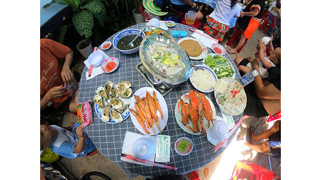 Les habitants de l'île de Cu Lao Xanh préparent un repas avec huit plats de fruits de mer pour servir leurs visiteurs.
