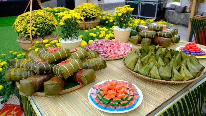 La préparation des "banh chung" au marché de Têt vietnamien à Phan Thiêt.