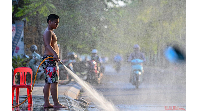Les gens ont trouvé de nombreuses façons pour faire face à la chaleur, dont la pulvérisation d'eau autour des maisons et restaurants.