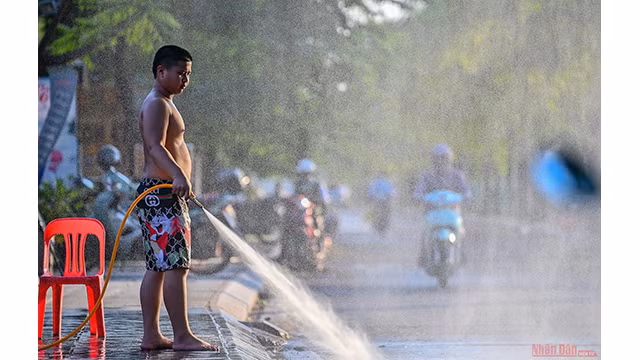 Les gens ont trouvé de nombreuses façons pour faire face à la chaleur, dont la pulvérisation d'eau autour des maisons et restaurants.