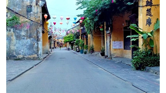 À partir du 31 juillet, toute la ville de Hôi An a appliqué la distanciation sociale conformément à la directive No 16 du Premier ministre, toutes les activités à Hôi An sont fermées, les visiteurs n’y viennent plus pour visiter.