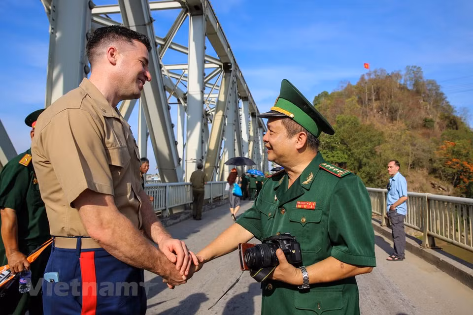 Les liens entre le Vietnam et les États-Unis ont connu des progrès remarquables depuis la normalisation des relations diplomatiques bilatérales il y a 25 ans. En particulier, en juillet 2013, les deux pays ont porté leurs liens au niveau d'un partenariat intégral. Le partenariat intégral connaît un bon développement dans divers secteurs tels que sécurité, commerce, économie, diplomatie populaire, santé, environnement, éducation et énergie. Les États-Unis continueront d’honorer leurs engagements à réparer les dommages de guerre au Vietnam en participant à la décontamination des sols et à la recherche des dépouilles des soldats vietnamiens et américains portés disparus, a déclaré l’ambassadeur américain Daniel Krittenbrink. Il a également estimé que ces activités devraient permettre de renforcer la confiance entre les deux pays.