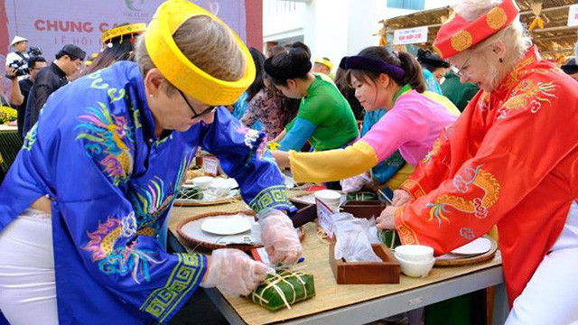 Le marché villageois et la fête de préparation des « banh chung » a eu lieu dans le campus de The Cliff Resort &amp; Residences. Selon le représentant du comité d’organisation, cet événement est organisé chaque année à l’occasion du Têt traditionnel pour présenter la culture traditionnelle vietnamienne aux visiteurs étrangers.
