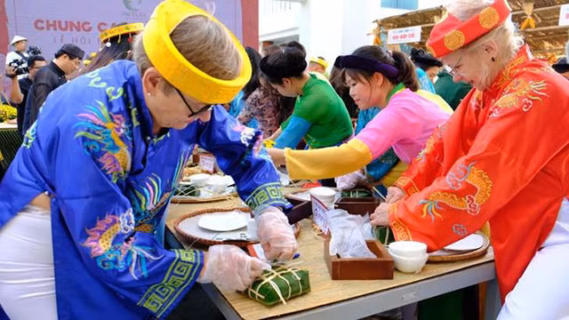 Le marché villageois et la fête de préparation des « banh chung » a eu lieu dans le campus de The Cliff Resort &amp; Residences. Selon le représentant du comité d’organisation, cet événement est organisé chaque année à l’occasion du Têt traditionnel pour présenter la culture traditionnelle vietnamienne aux visiteurs étrangers.