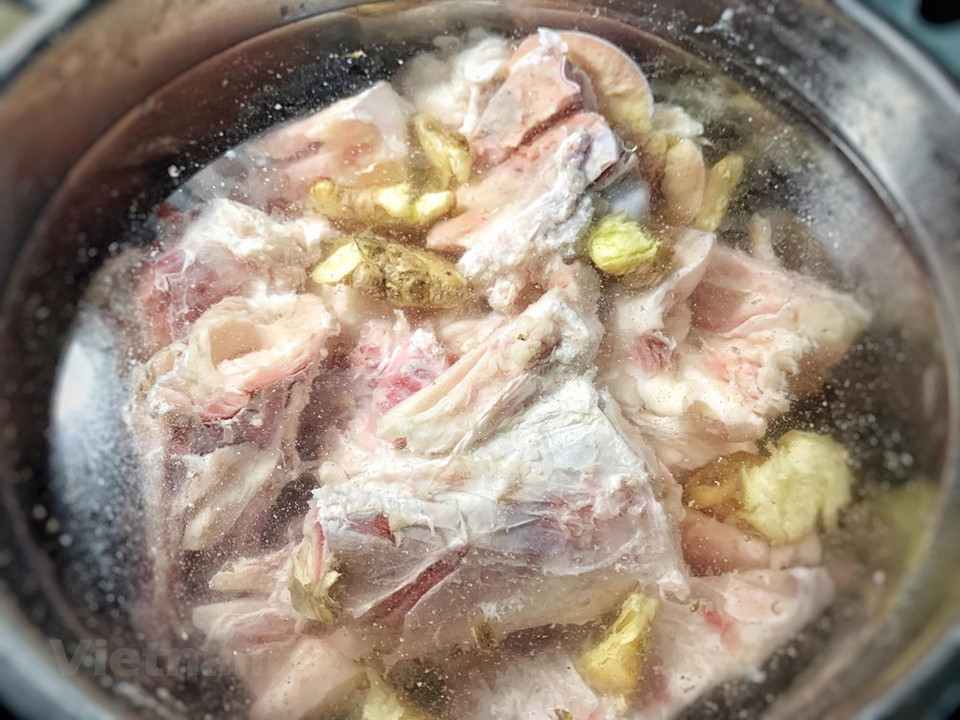 Les ajouter au bouillon avec une petite c. à café de pâte de crevettes (facultatif) et une grosse c. à soupe de bouillon spécial pho bo (facultatif). Même à Hanoï, la tradition souvent se perd. La douce saveur donnée au bouillon par le sá sùng, sa limpidité et son goût de pho créés par le thao qua et la cannelle quê chi, le léger piquant du gingembre, les morceaux de viande bien choisis, bien coupés, bien écrasés sur le tranchoir, posés délicatement sur les pâtes de riz soigneusement préparées, les feuilles mauves de la menthe de Láng, il y a là tout un art fait de finesse et d’harmonie que nos pères nous ont légué.