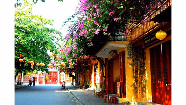 Le vieux quartier est plus calme, beaucoup de gens se disent que le quartier se repose après plusieurs jours surchargés par l’accueil des visiteurs. Photo: baoquocte.vn 