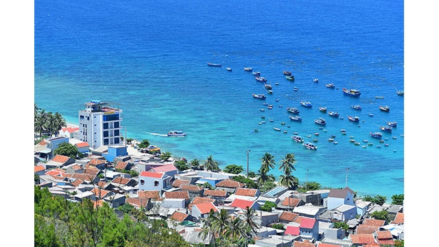 L'île a une superficie de 365 hectares et une population d'environ 2.300 habitants dans trois villages. Elle est presque complètement isolée par la mer, à environ 20 km de la ville de Quy Nhon et à 6 km du chef-lieu de Sông Câu, province de Phu Yên. Cu Lao Xanh est une île magnifique et paisible considérée comme une île paradisiaque qui attend les visiteurs à explorer.