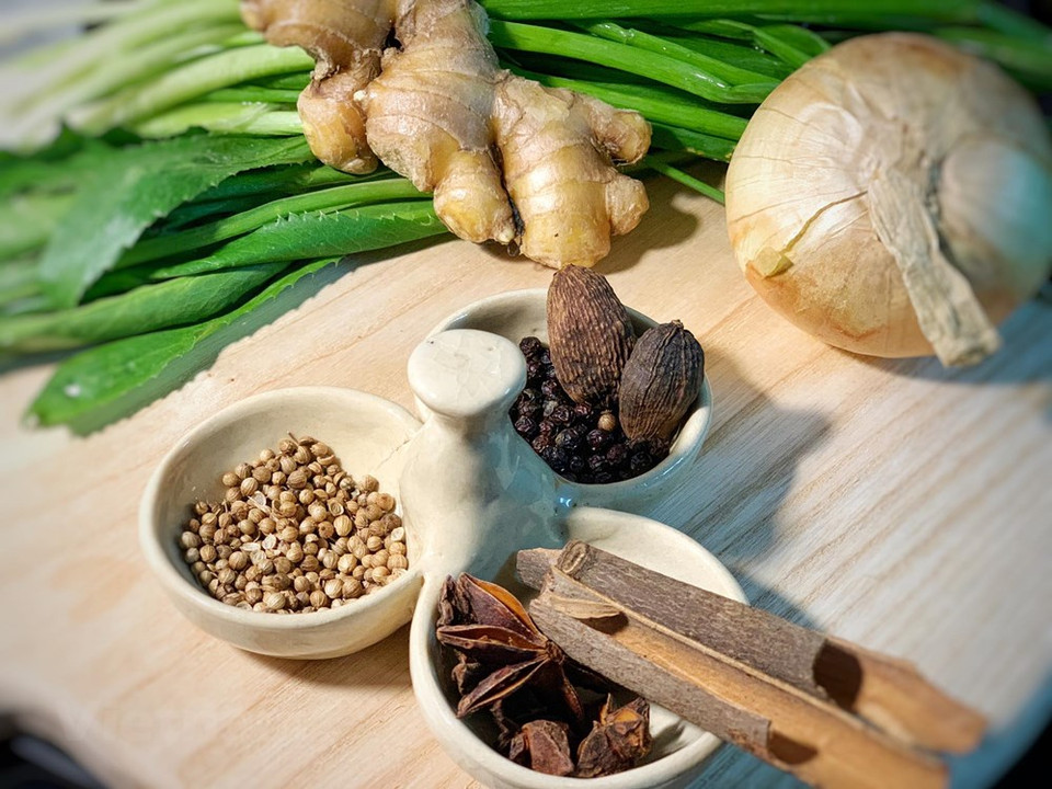 Les ingrédients pour faire le pho vietnamien (soupe de nouilles à la viande de bœuf ou de poulet) sont: filets de bœuf, gousses d’ail, pousses de soja, soupe de saumure de poisson, soupe d’huile végétale, coriandre et menthe, pho (pâtes de riz), salade, cacahuètes torréfiées, soupe de sucre, soupe d’eau, citron, saumure de poisson. Ce met est un plat traditionnel et typique de la gastronomie vietnamienne. On le consomme souvent au petit déjeuner, n’importe où, que ce soit dans les restaurants, les hôtels de luxe ou sur un trottoir à prix modéré. Photo : Vietnamplus 