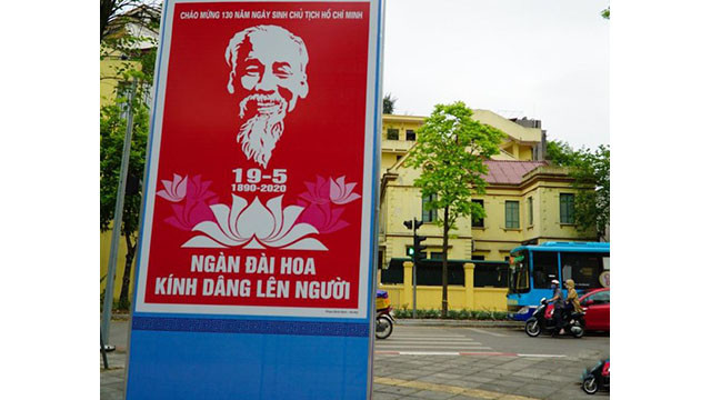 La rue Lê Hông Phong est décorée des panneaux pour célébrer le 130e anniversaire du Président Hô Chi Minh.