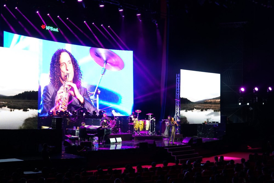De grands écrans ont été installés.