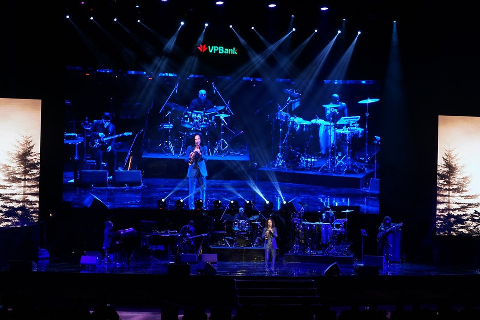 Le saxophoniste a joué une note et l'a tenue longtemps, évoquant son record mondial de jouer une note au saxophone pendant 45 minutes 47 secondes.