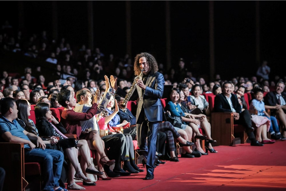 Il est descendu de la scène face au public.