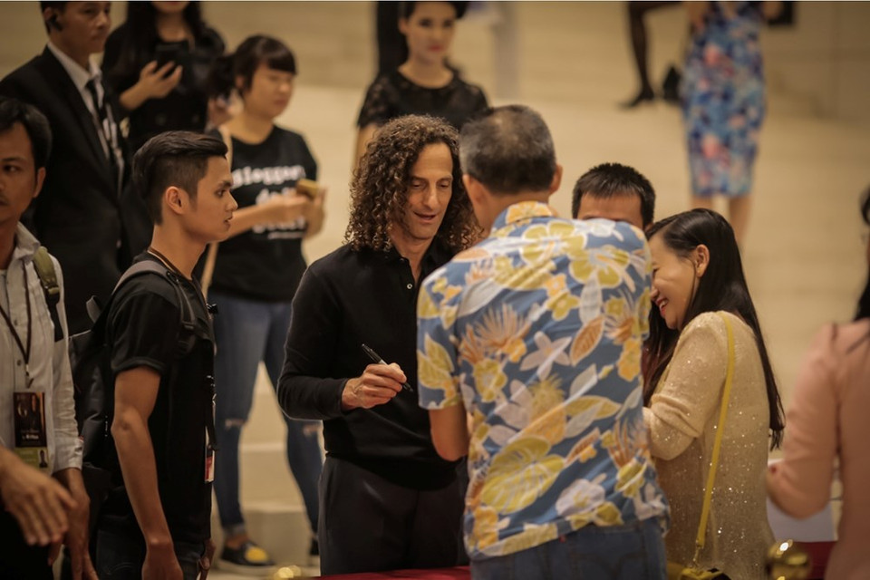 Après le concert, Kenny G a signé des disques pour des fans vietnamiens.