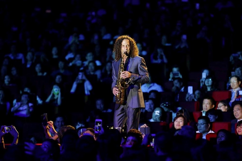 Kenny G a interprété les versions instrumentales de plusieurs chansons célèbres comme Forever in Love, Going Home, Heart &amp; Soul. 