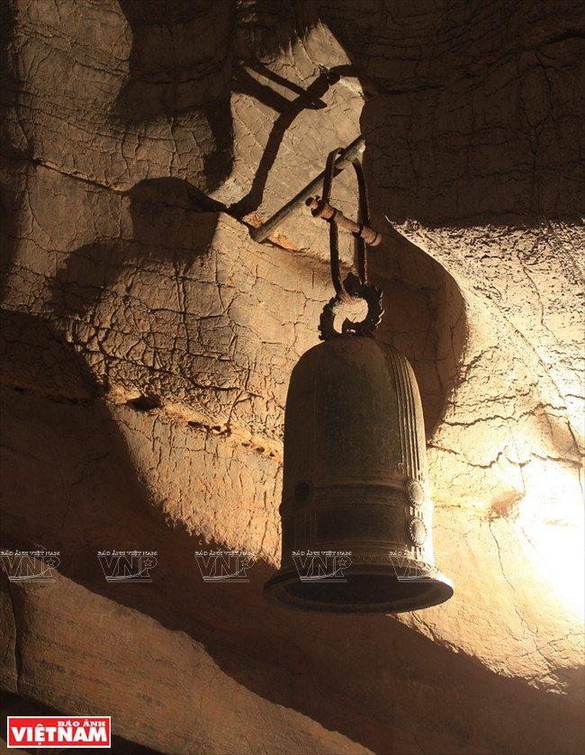 Cette ancienne cloche en bronze accrochée à l’entrée de la grotte Tôi fut fondue par les bonzes supérieurs Tri Kiên et Tri Duc en 1707. 
