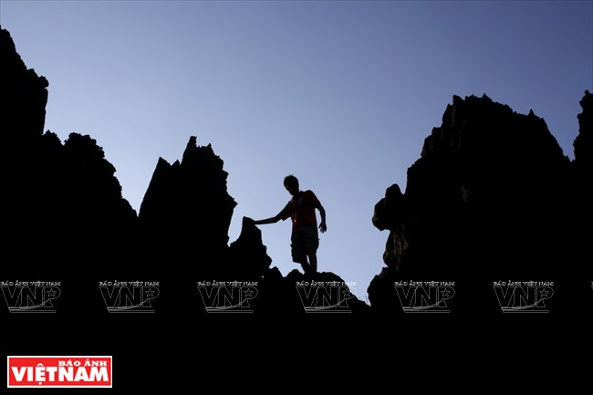 Le sommet Ngu Nhac Son attire un grand nombre de touristes.