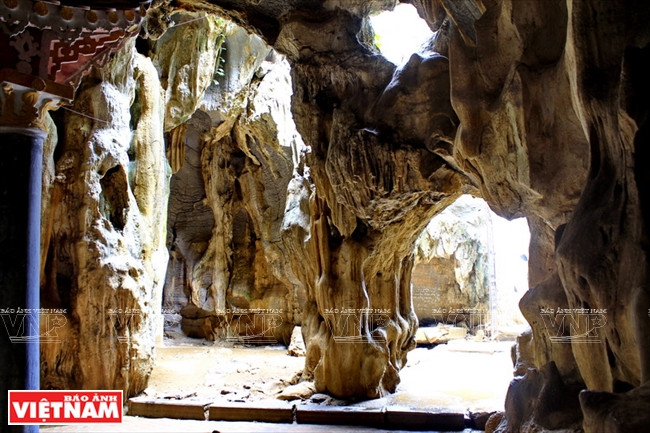 Dans la grotte Tôi trônent des statues d’Amithaba, de Quan Ying et de Manjushri