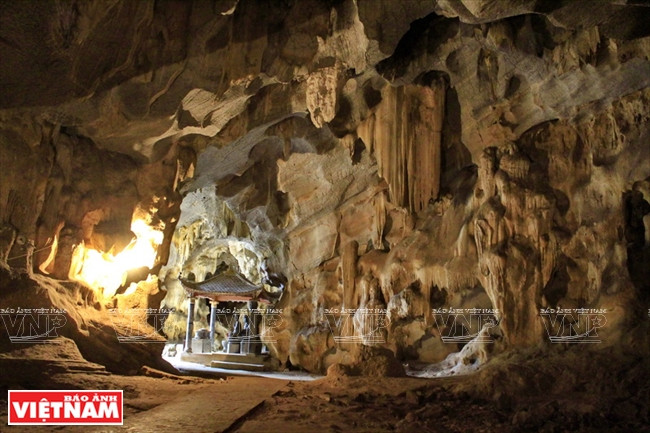 La grotte est ornée de sculptures. 