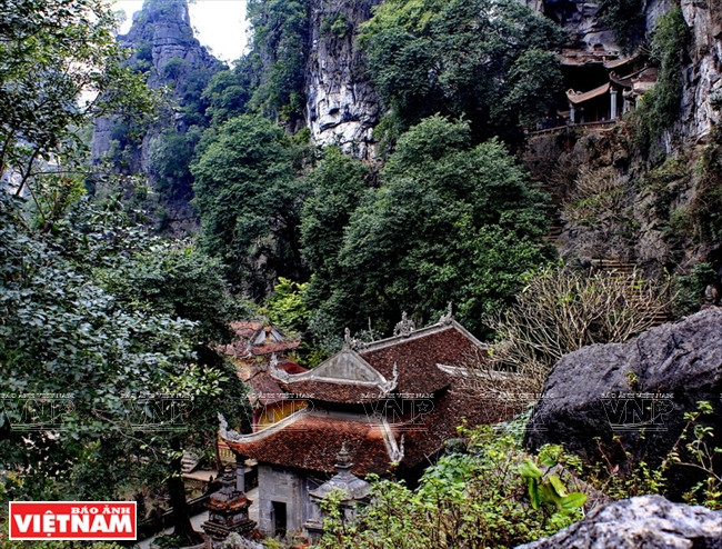 La pagode Bich Dông se compose de trois pagodes échelonnées sur le flanc de la montagne et nommées selon leur position: pagodes du Bas (Ha), du Milieu (Trung) et du Haut (Thuong)