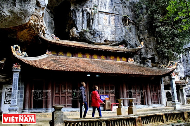 Construite au 15e siècle, dédiée au culte de Bouddha, la pagode Trung se situe sur une falaise en forme de gueule de dragon. Une part est troglodytique et l’autre à ciel ouvert. En 1775, sur ordre du seigneur Trinh Sâm, le premier ministre du roi Nguyên Nghiêm (1708 – 1776) fit graver les caractères chinois «Bich Dông ».. 