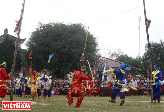 Jeu de chevaux dans l'aire de jeu du festival. 