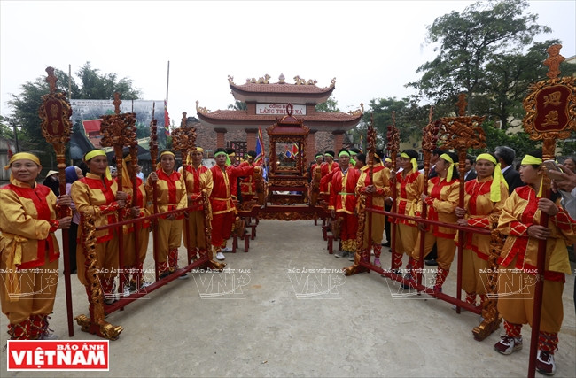 Douze équipes se rassemblent dans la maison commune de Nhât pour amener le saint-patron du village sur le terrain de jeu.