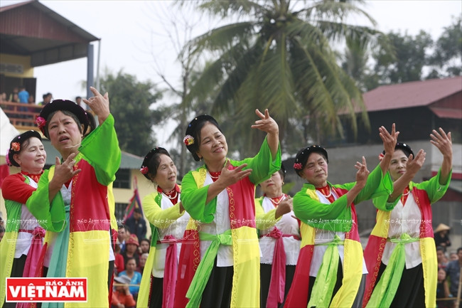 Équipe de Chèo (théâtre populaire) chantant durant la procession.