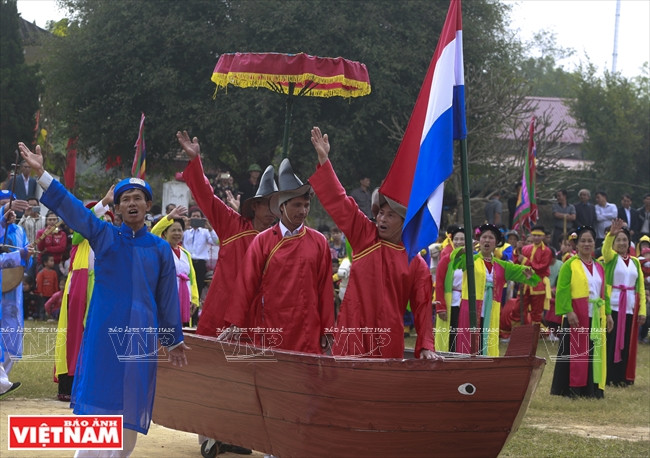 Reconstitution d’une scène montrant des commerçants néerlandais achetant du riz au village de Chiêng. 