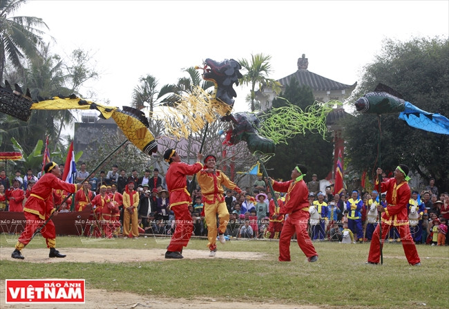 Lorsque deux dragons se battent entre eux, une carpe est en jeu. Le vainqueur invite la carpe à se glisser dans sa gueule qui se transforme ainsi en dragon.