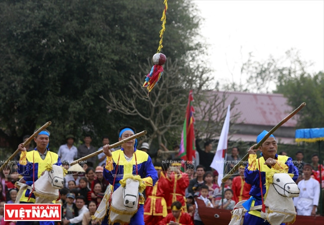 Les hommes doivent abattre une balle suspendue au milieu de l'aire de jeu du festival. 