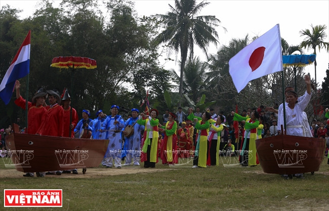 Reconstitution d’une scène où des négociants du Japon et des Pays-Bas au village de Chiêng achètent des produits agricoles.