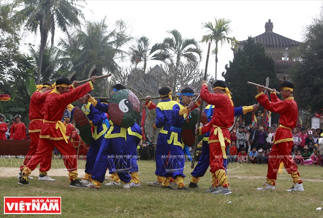 Reproduction de la bataille contre les envahisseurs Cham.