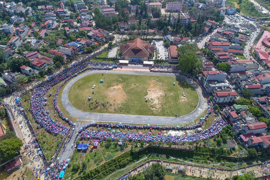 L’une des caractéristiques culturelles typiques de la région est les courses traditionnelles de chevaux qui ont lieu en juin chaque année. Le stade de Bac Hà se remplit peu à peu tandis que les spectateurs s’installent sur les tribunes. Il s’agit du rendez-vous le plus attendu des cavaliers de ce district montagneux mais aussi de nombreux touristes vietnamiens et étrangers. Les courses attirent des dizaines de milliers de spectateurs. Le soleil éclatant de l’été ne peut pas décourager les cavaliers et leurs montures. Chaque année, les courses de chevaux traditionnelles de Bac Hà accueillent de nombreux touristes vietnamiens et étrangers. Photo: VietnamPlus