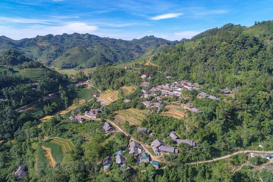 Bac Ha conserve une beauté naturelle et culturelle intacte. Aujourd'hui, le district est de plus en plus s éduisant pour les voyageurs qui souhaitent s'éloigner des sentiers battus et des zones touristiques. Il y a des excursions autour de Bac Ha allant de randonnées, circuits de voyage à moto ou vacances faciles. Des randonnées ici vous offrent de nombreuses occasions de profiter de la beauté naturelle à couper le souffle et de prendre des photos de voyage qui ne sont pas souvent vues par d'autres voyageurs. Il y a des hôtels décents avec des équipements de base dans la ville. Dans les villages, il y a des familles ethniques fournissant des expériences chez l'habitant aux visiteurs. Photo: VietnamPlus